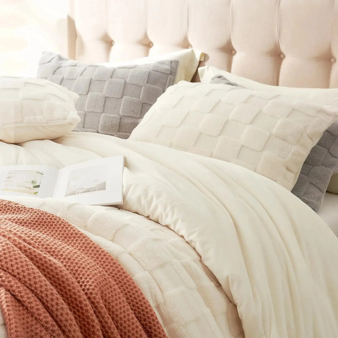 Cozy Bliss Fluffy Queen Size Comforter Set Ivory, Farmhouse Jacquard Checkered Sherpa Bed Set, Ultra Soft Thick Bedding Set for Winter, 3 Pieces, 1 Fuzzy Comforter & 2 Pillow Shams 