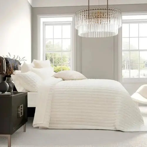 RECYCO Luxury Velvet Quilt Set King Size, Lightweight Velvet Comforter Set, Oversized Bedspread Coverlet Quilted Bedding Set, with 2 Matching Pillow Shams, for All Season, Cream White 