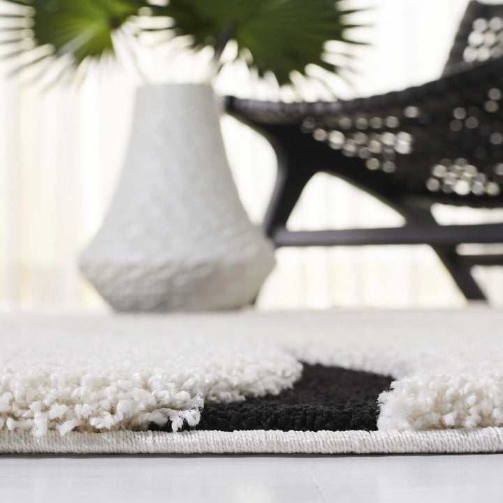 SAFAVIEH Area Rug 8x10, Florida Shag Collection, Ivory &amp; Black